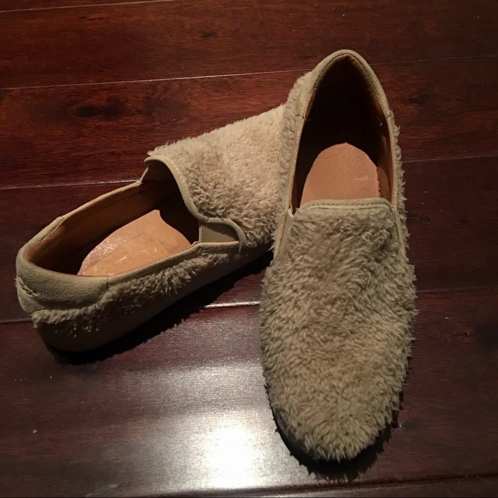 Authentic UGG faux sheepskin slip on sneakers - Picture 7 of 8